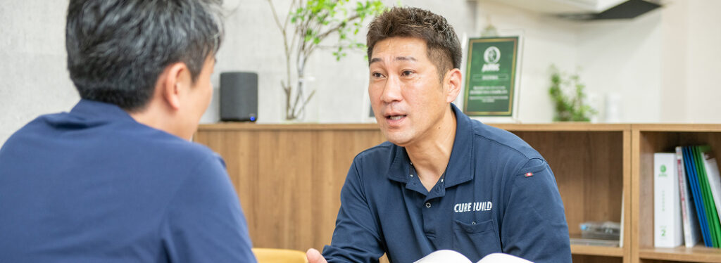 相手と真剣に打ち合わせしている