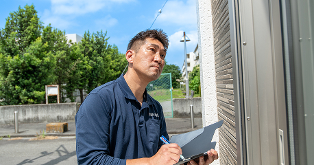 外壁を見ながら現地調査