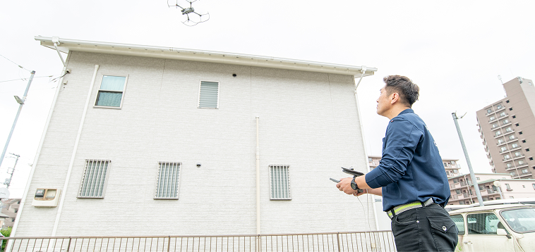 ドローンを操作して住宅の屋根を点検