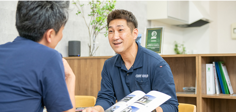 顧客とパンフレットを見ながら相談