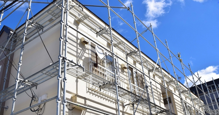 建物全体に足場が設置され、外壁工事や点検が行われる準備が整っている