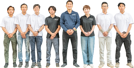 キュアビルドのスタッフ8名が並んで立っている