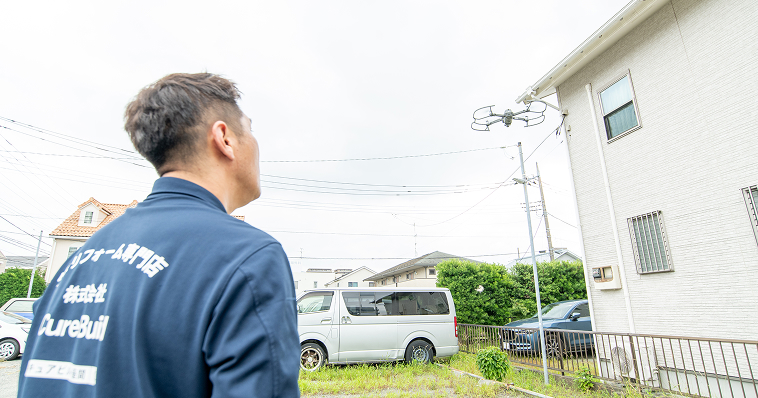 ドローンで住宅の外壁や屋根を点検している