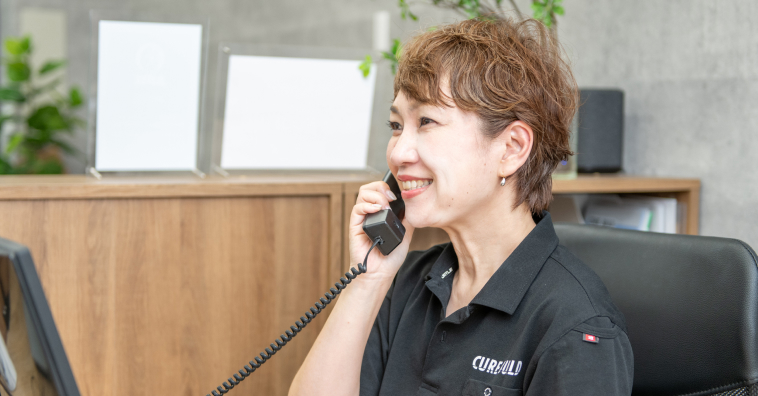 電話応対中の女性
